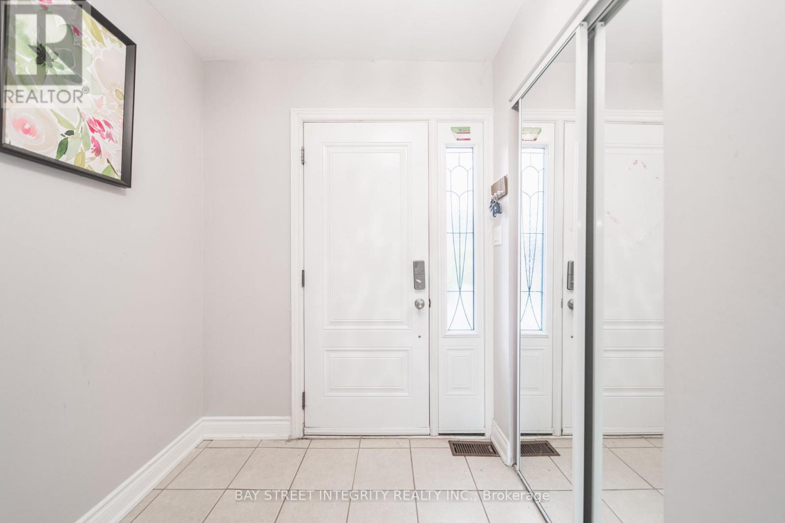1 Hodgins Avenue, Georgina, Ontario  L4P 3M9 - Photo 13 - N12433883