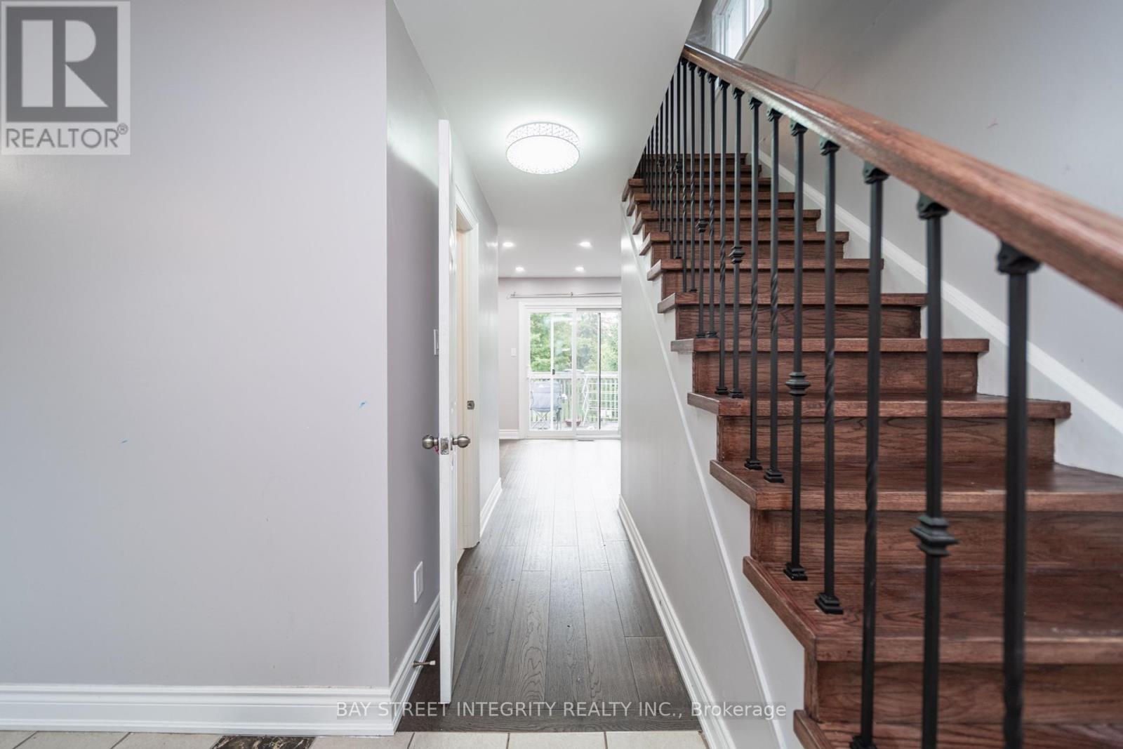 1 Hodgins Avenue, Georgina, Ontario  L4P 3M9 - Photo 7 - N12433883
