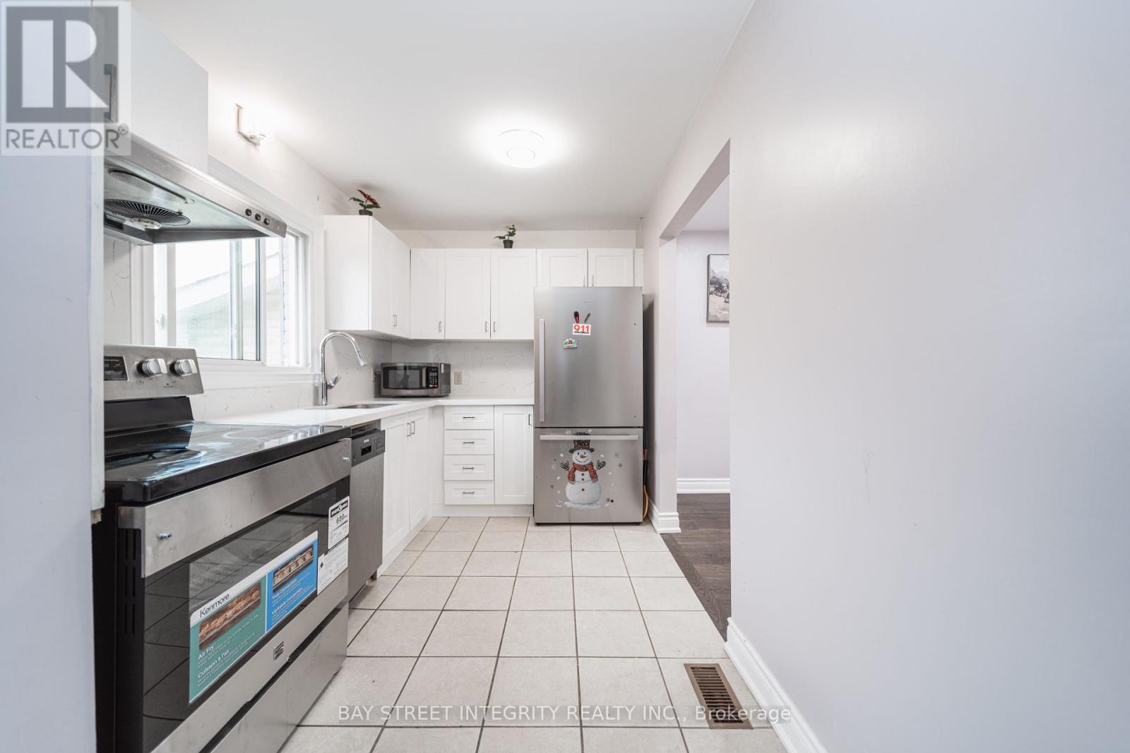 1 Hodgins Avenue, Georgina, Ontario  L4P 3M9 - Photo 10 - N12433883