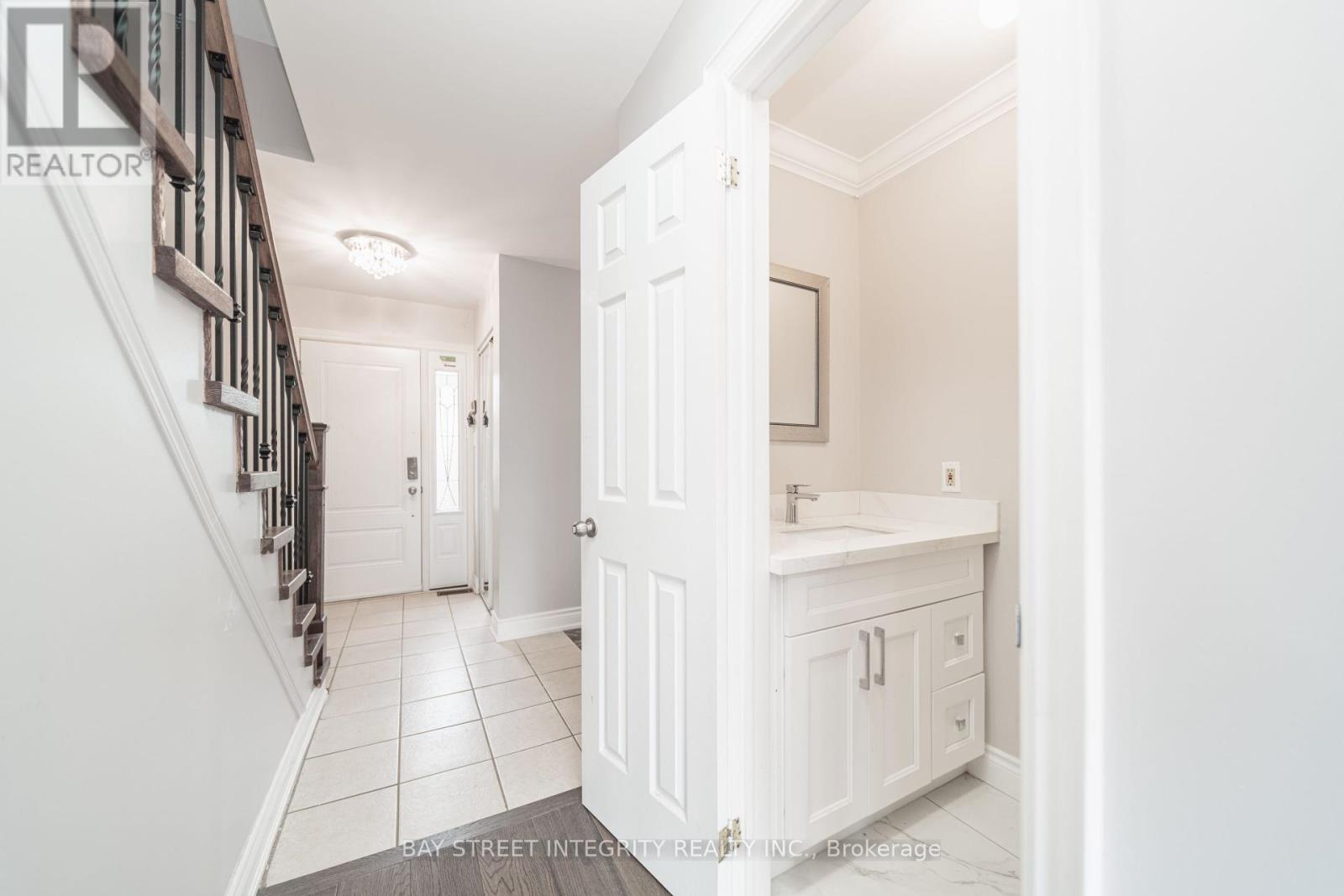 1 Hodgins Avenue, Georgina, Ontario  L4P 3M9 - Photo 14 - N12433883