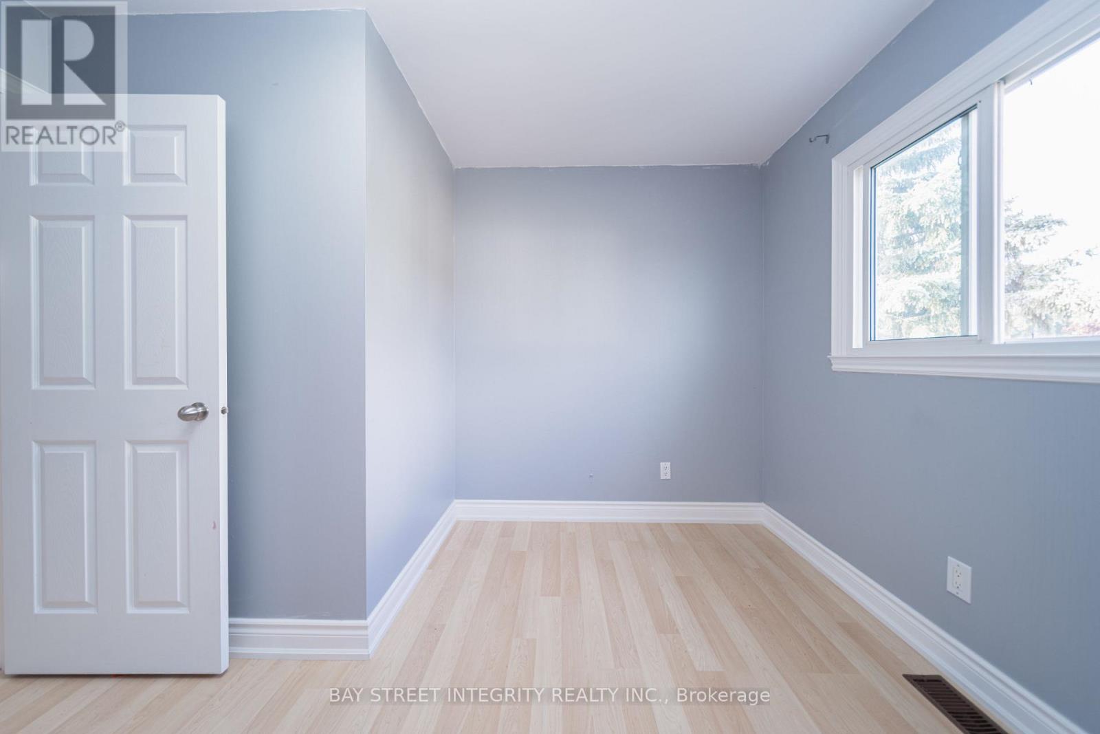 1 Hodgins Avenue, Georgina, Ontario  L4P 3M9 - Photo 24 - N12433883