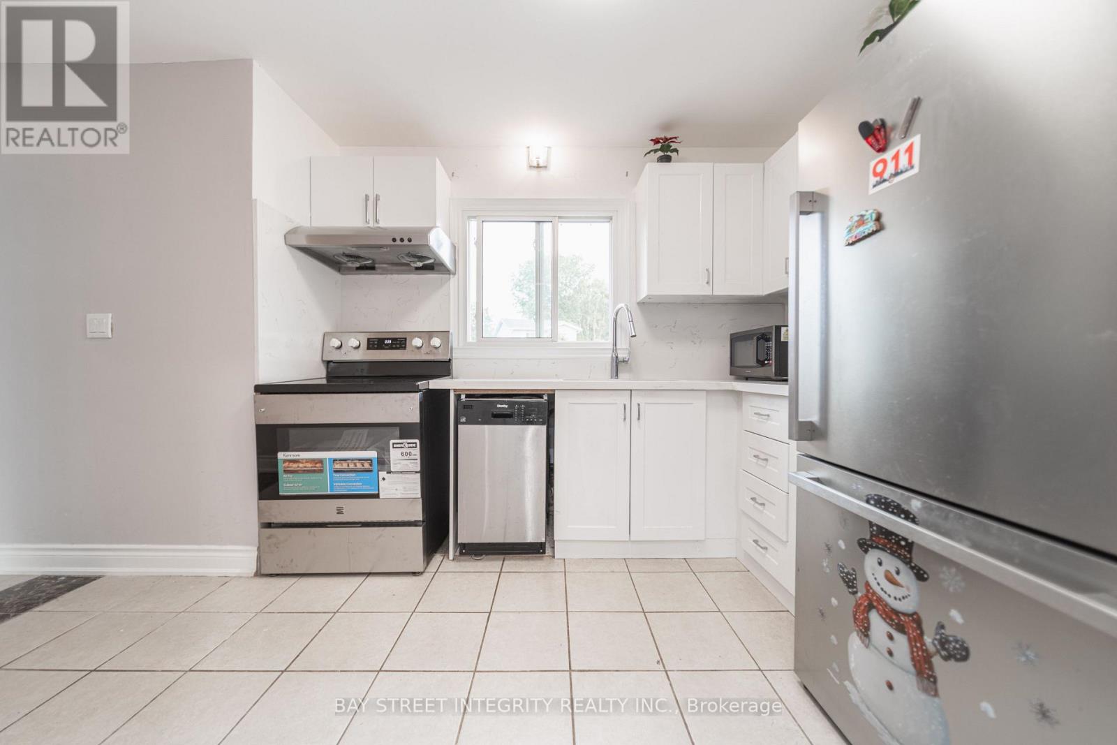 1 Hodgins Avenue, Georgina, Ontario  L4P 3M9 - Photo 11 - N12433883
