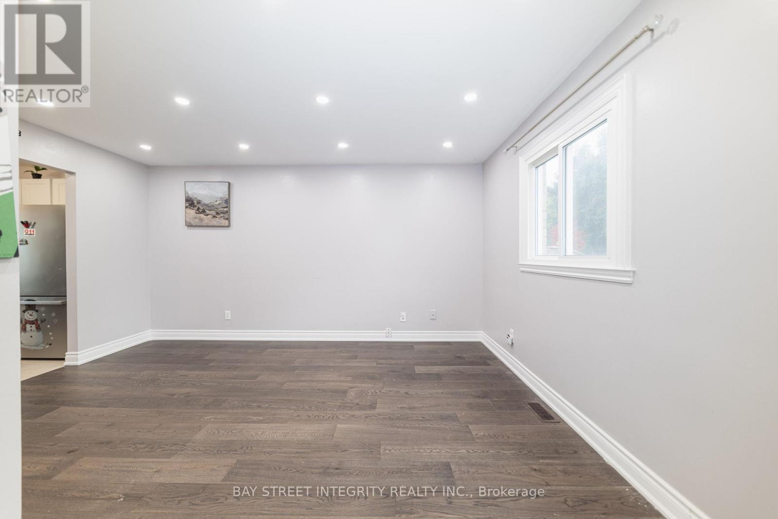 1 Hodgins Avenue, Georgina, Ontario  L4P 3M9 - Photo 6 - N12433883