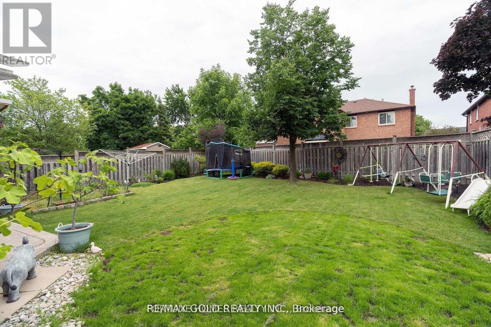 14 Shadywood Road, Brampton, Ontario  L6Z 4M6 - Photo 19 - W12434965