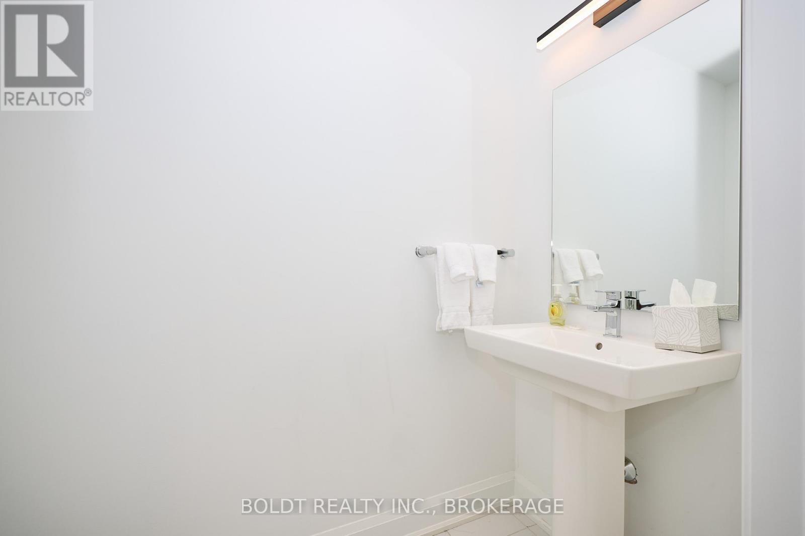 550 Mississauga Avenue, Fort Erie (Lakeshore), Ontario  L2A 0G8 - Photo 4 - X12435080