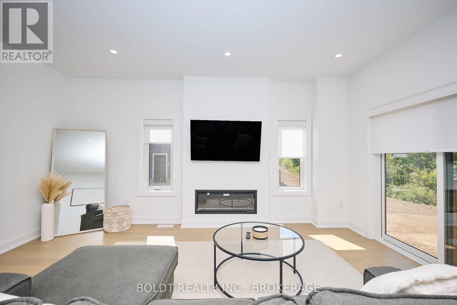 552 Mississauga Avenue, Fort Erie (Lakeshore), Ontario  L2A 0G8 - Photo 11 - X12435082