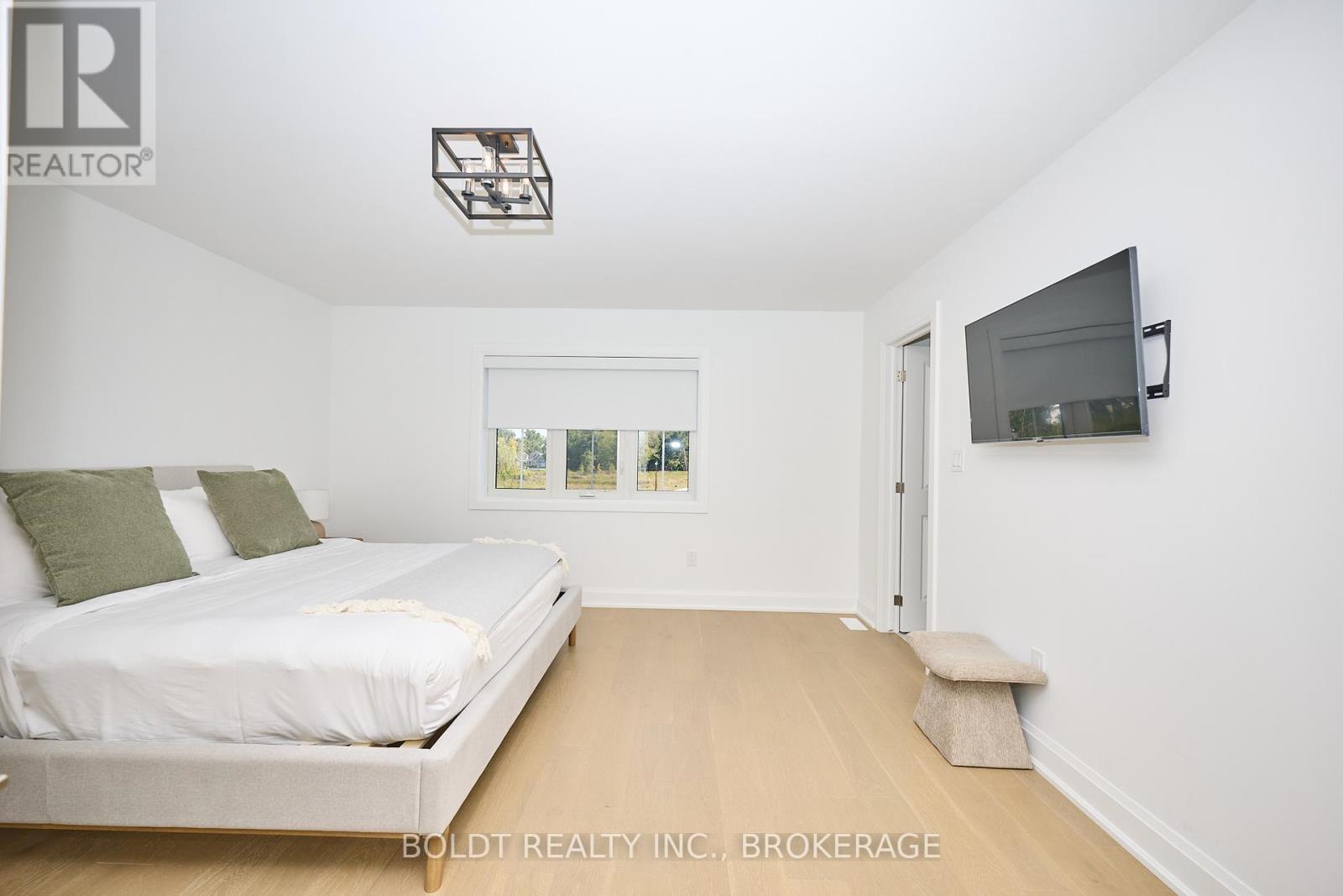 552 Mississauga Avenue, Fort Erie (Lakeshore), Ontario  L2A 0G8 - Photo 13 - X12435082