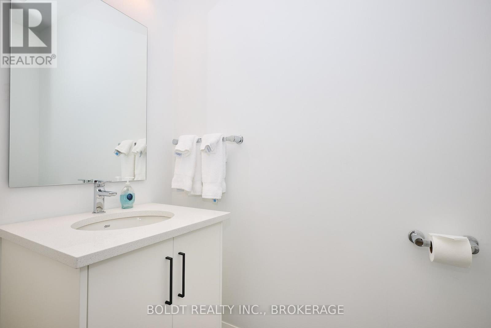 552 Mississauga Avenue, Fort Erie (Lakeshore), Ontario  L2A 0G8 - Photo 4 - X12435082