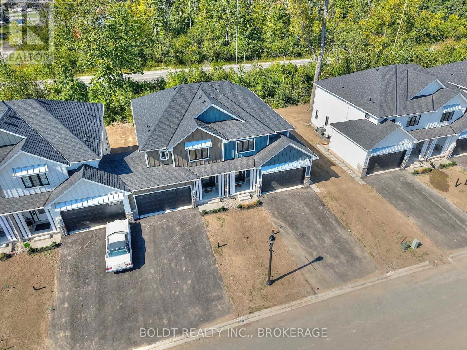 556 Mississauga Avenue, Fort Erie, Ontario  L2A 0G8 - Photo 2 - X12435084
