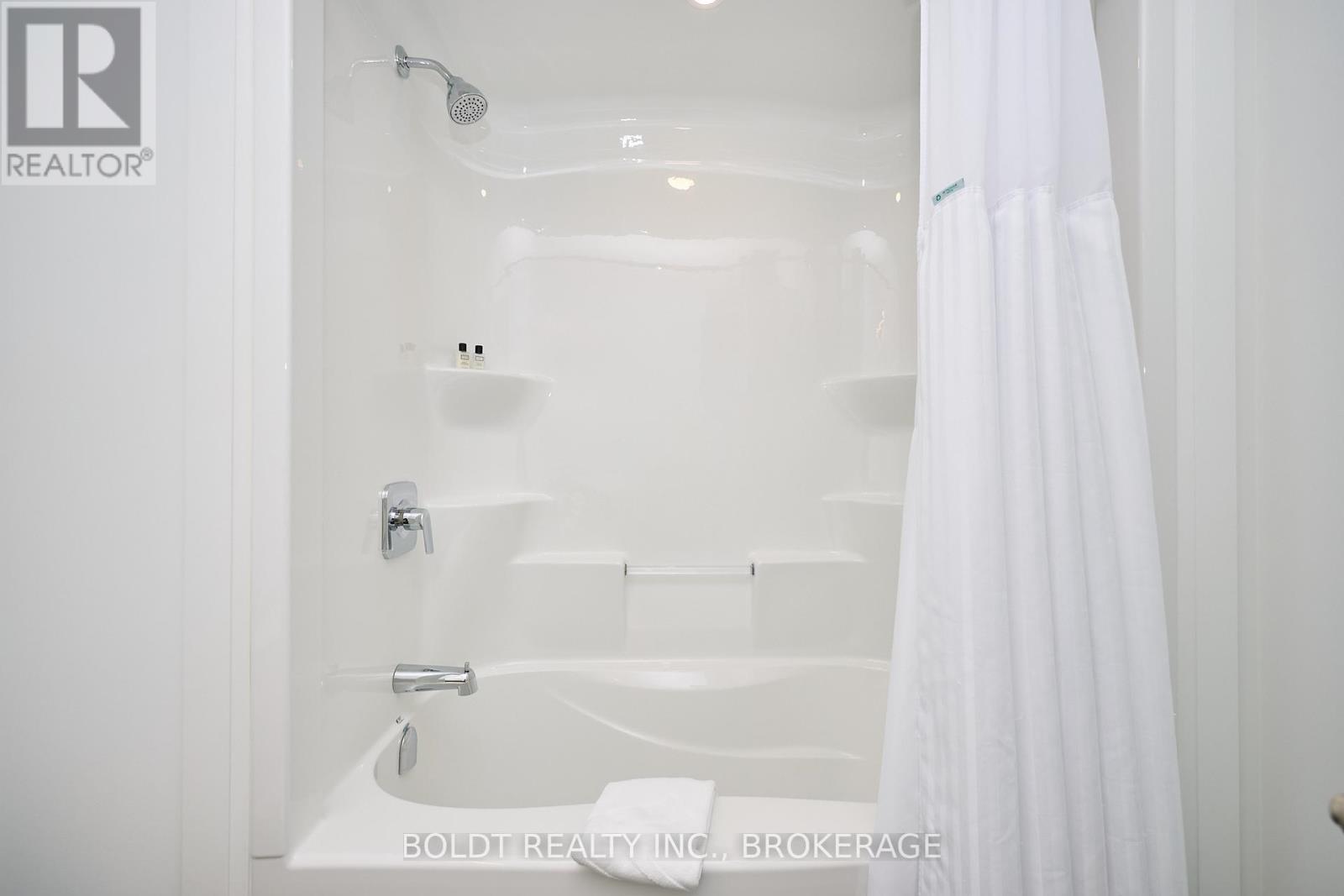 556 Mississauga Avenue, Fort Erie, Ontario  L2A 0G8 - Photo 26 - X12435084
