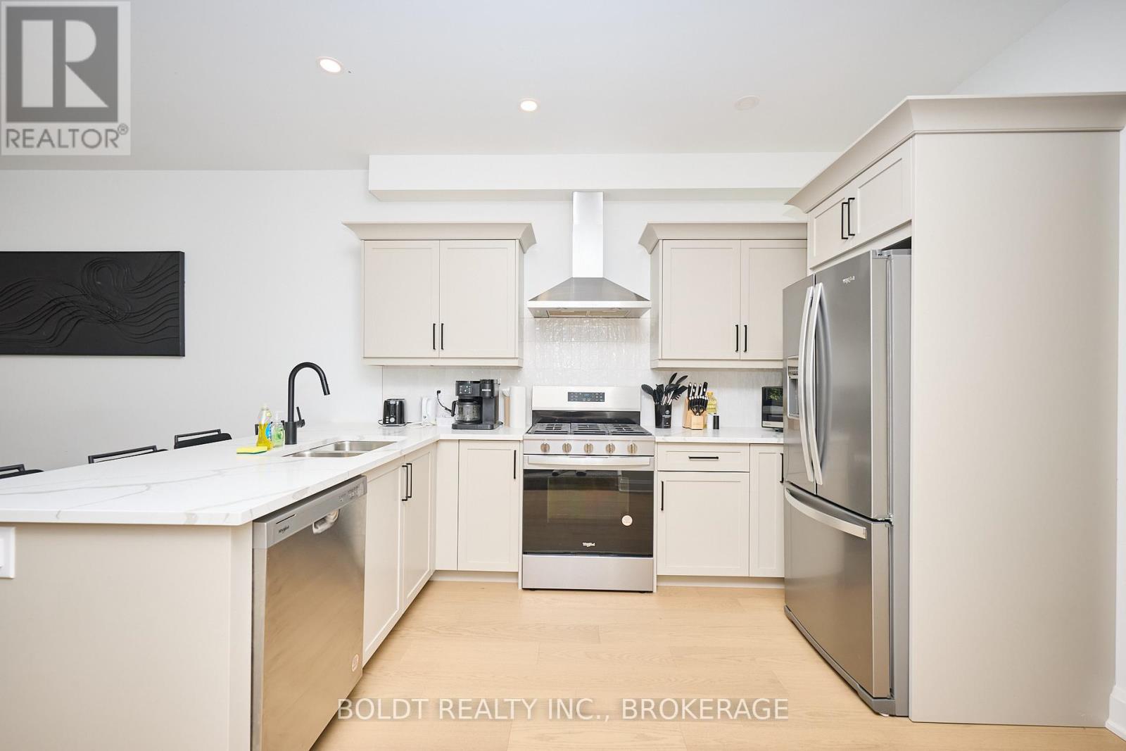 556 Mississauga Avenue, Fort Erie (Lakeshore), Ontario  L2A 0G8 - Photo 5 - X12435084