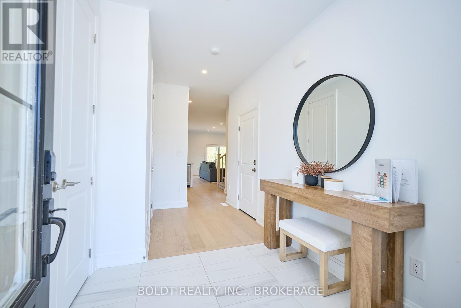 554 Mississauga Avenue, Fort Erie, Ontario  L2A 0G8 - Photo 4 - X12435088