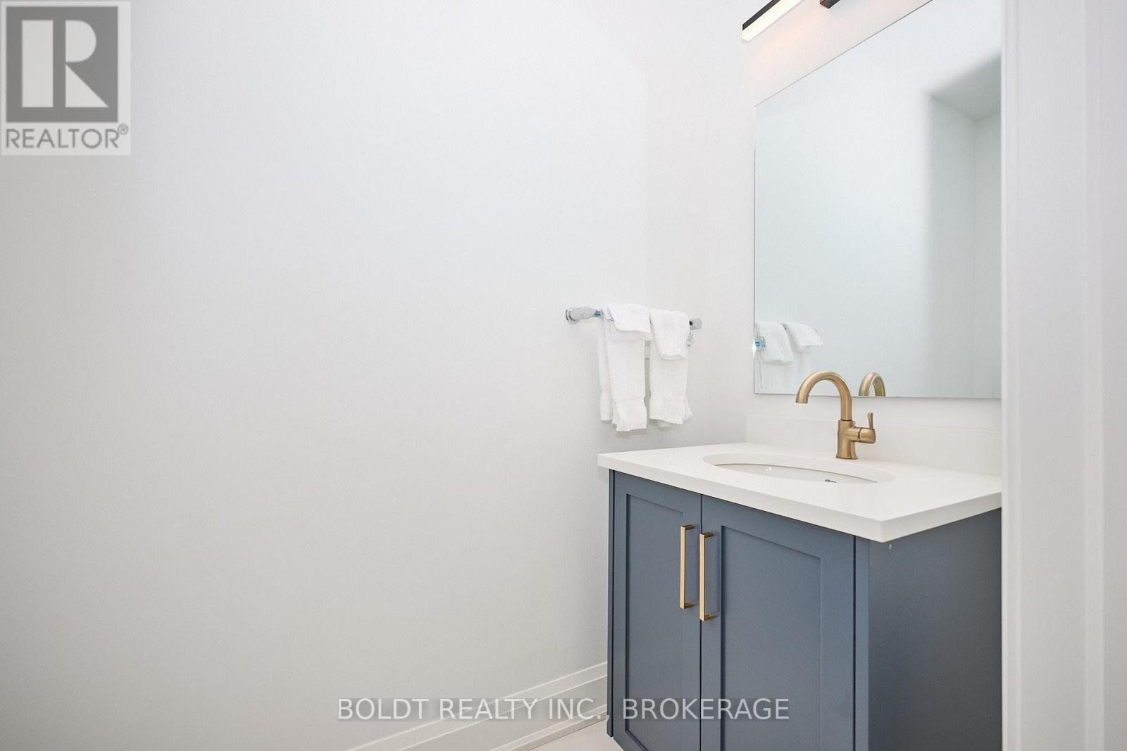 554 Mississauga Avenue, Fort Erie (Lakeshore), Ontario  L2A 0G8 - Photo 5 - X12435088