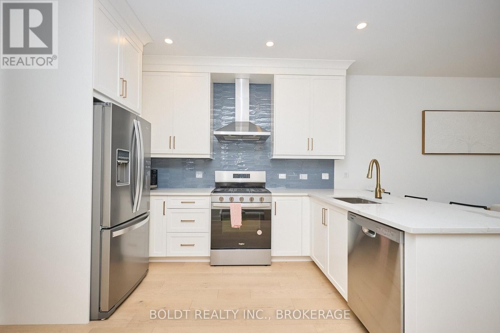 554 Mississauga Avenue, Fort Erie (Lakeshore), Ontario  L2A 0G8 - Photo 6 - X12435088