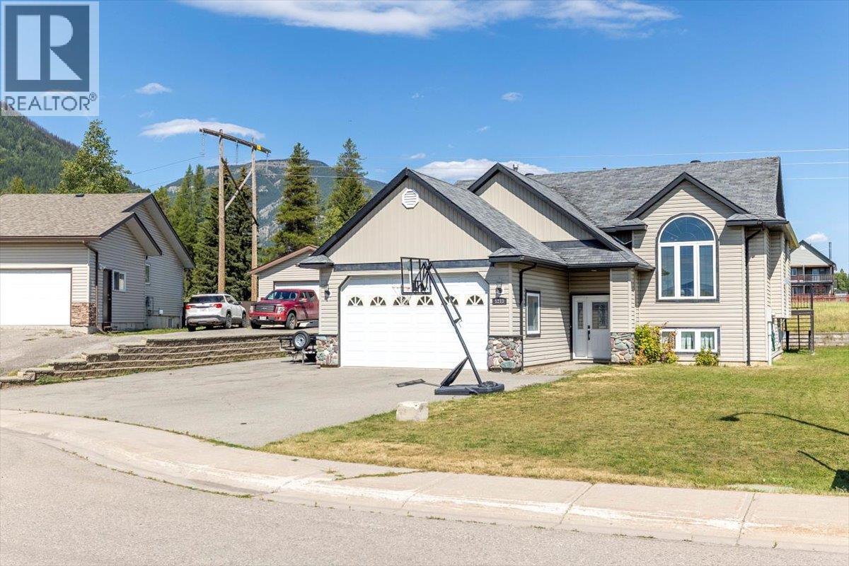 1213 Valley View Drive, Sparwood, British Columbia  V0B 2G2 - Photo 4 - 10359799