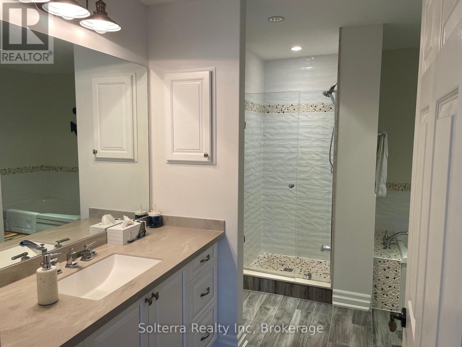 Unit #208 - 130 Steamship Bay Road, Gravenhurst, Ontario  P1P 1Z9 - Photo 11 - X12435142