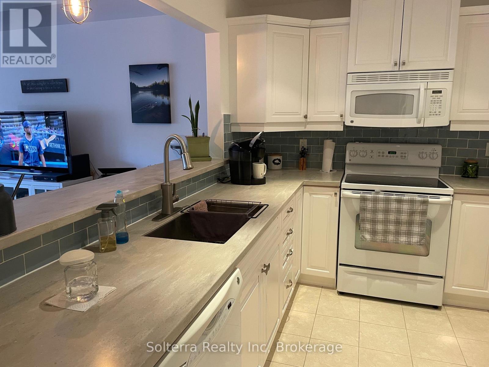 Unit #208 - 130 Steamship Bay Road, Gravenhurst, Ontario  P1P 1Z9 - Photo 7 - X12435142