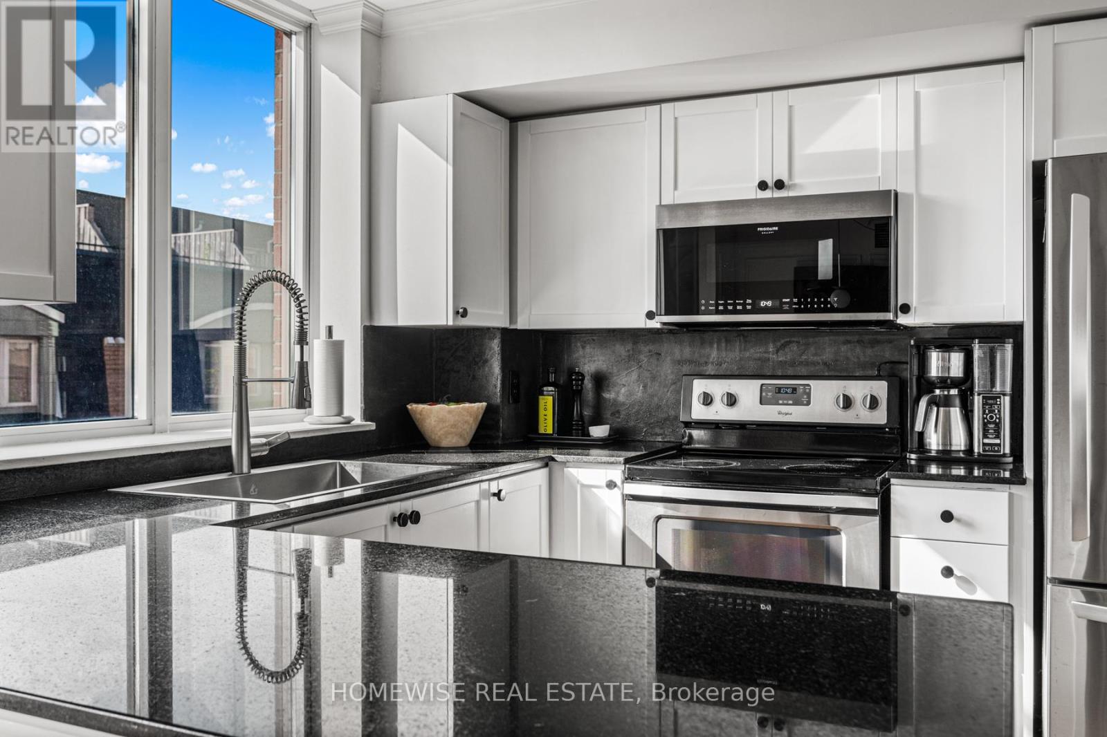404 - 1369 Bloor Street W, Toronto, Ontario  M6P 4J4 - Photo 3 - C12435112