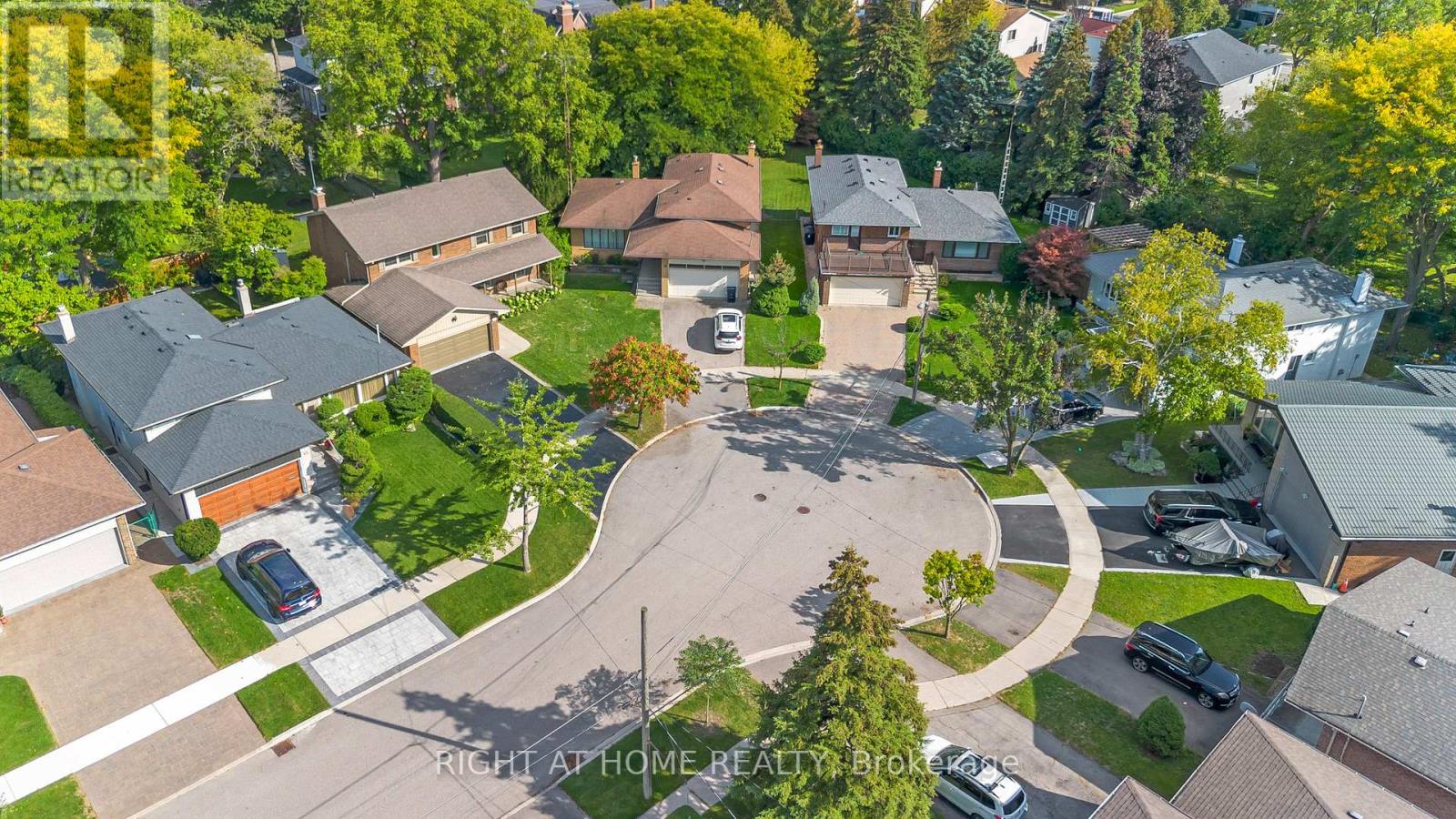 17 Glen Meadow Court, Toronto, Ontario  M9B 5B9 - Photo 3 - W12434330