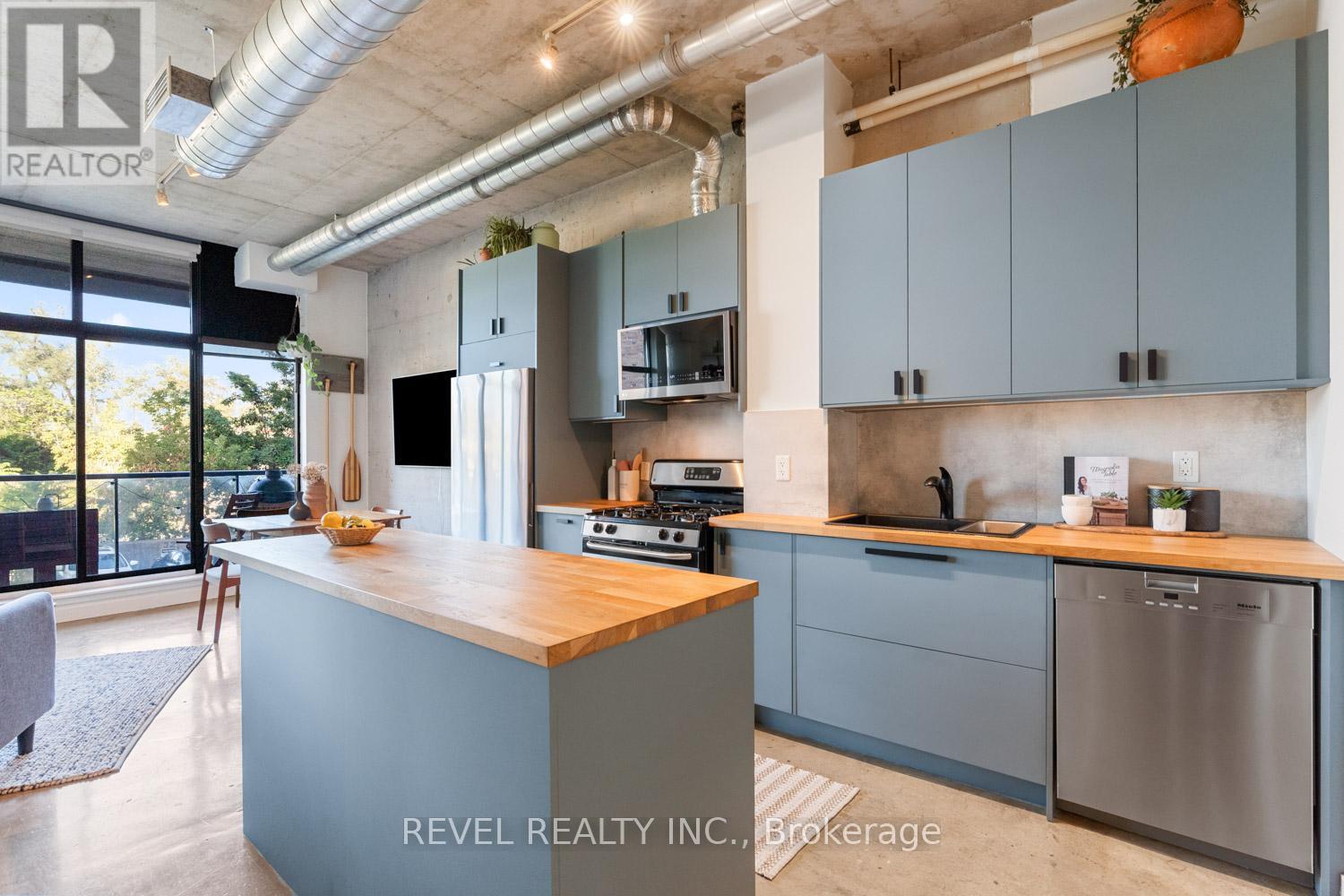 204 - 369 Sorauren Avenue, Toronto, Ontario  M6R 3C2 - Photo 4 - W12434917