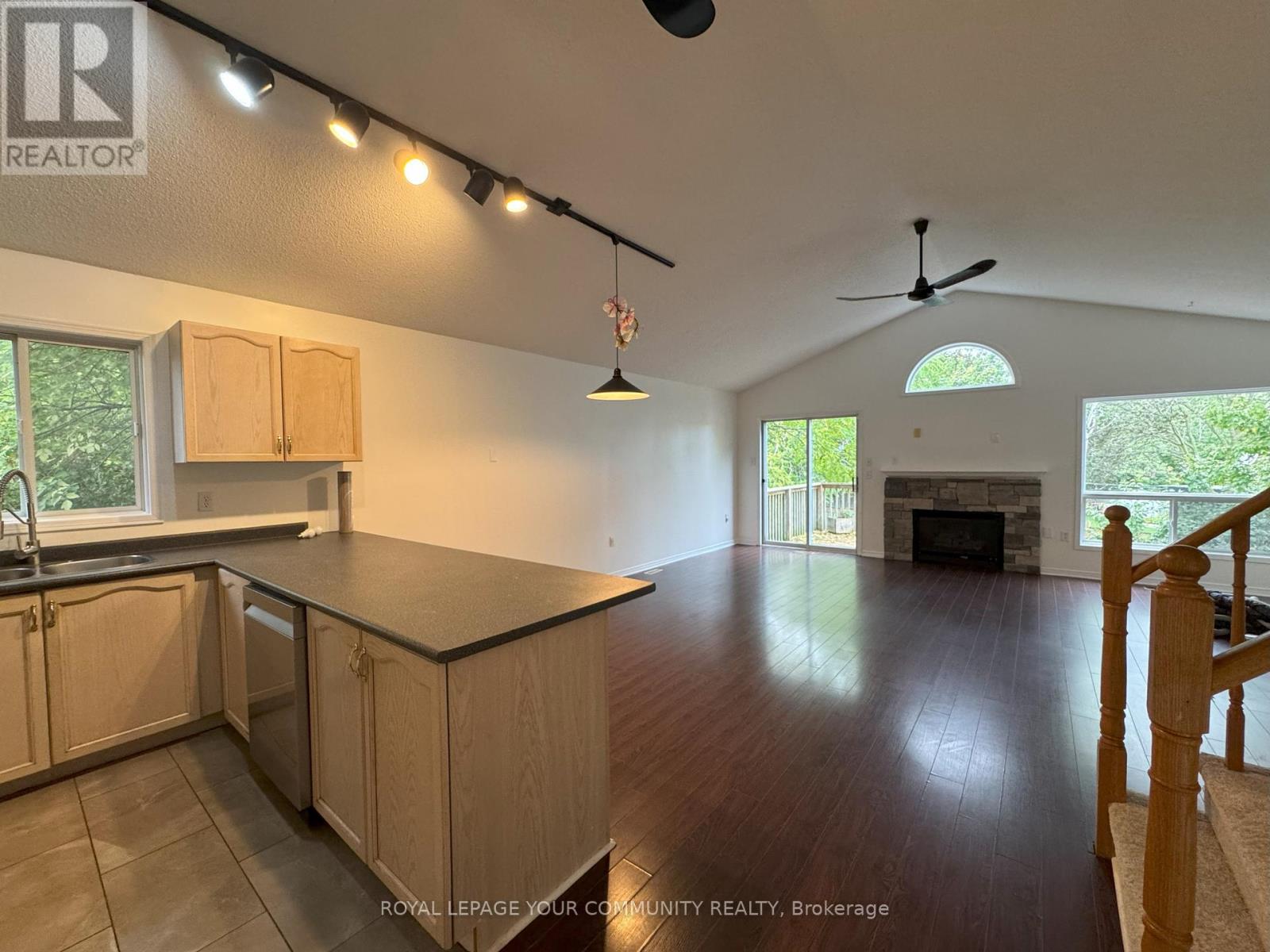 Upper - 32 Ward Drive, Barrie, Ontario  L4N 7N9 - Photo 4 - S12435047