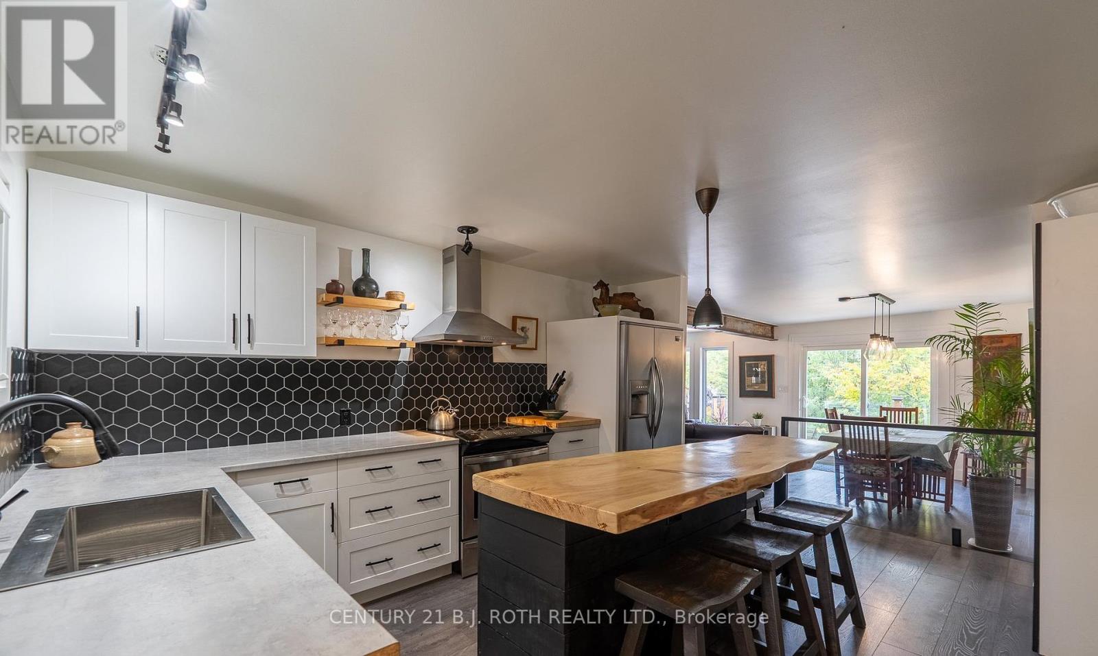 8101 Kings River Road, Ramara, Ontario  L0K 2B0 - Photo 15 - S12435134