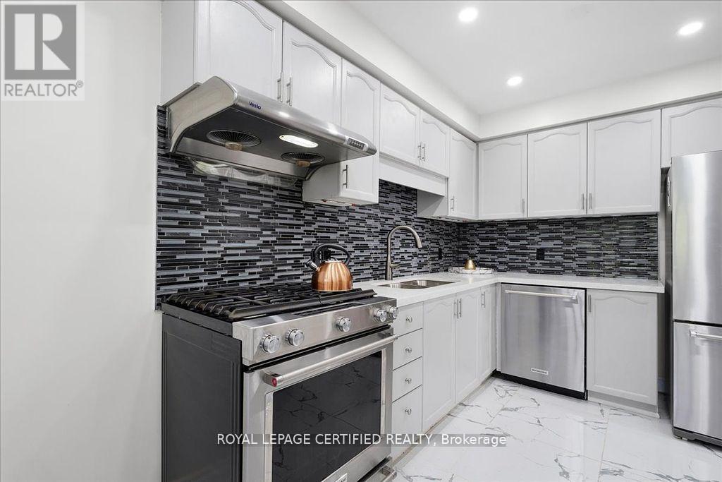 121 Genesee Drive, Oakville, Ontario  L6H 5Z3 - Photo 9 - W12435037