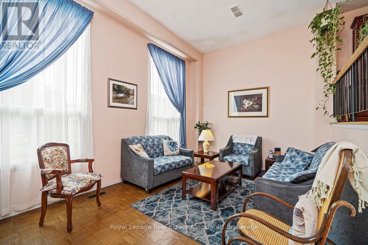 4353 Brandon Gate Drive, Mississauga, Ontario  L4T 3K6 - Photo 10 - W12435078