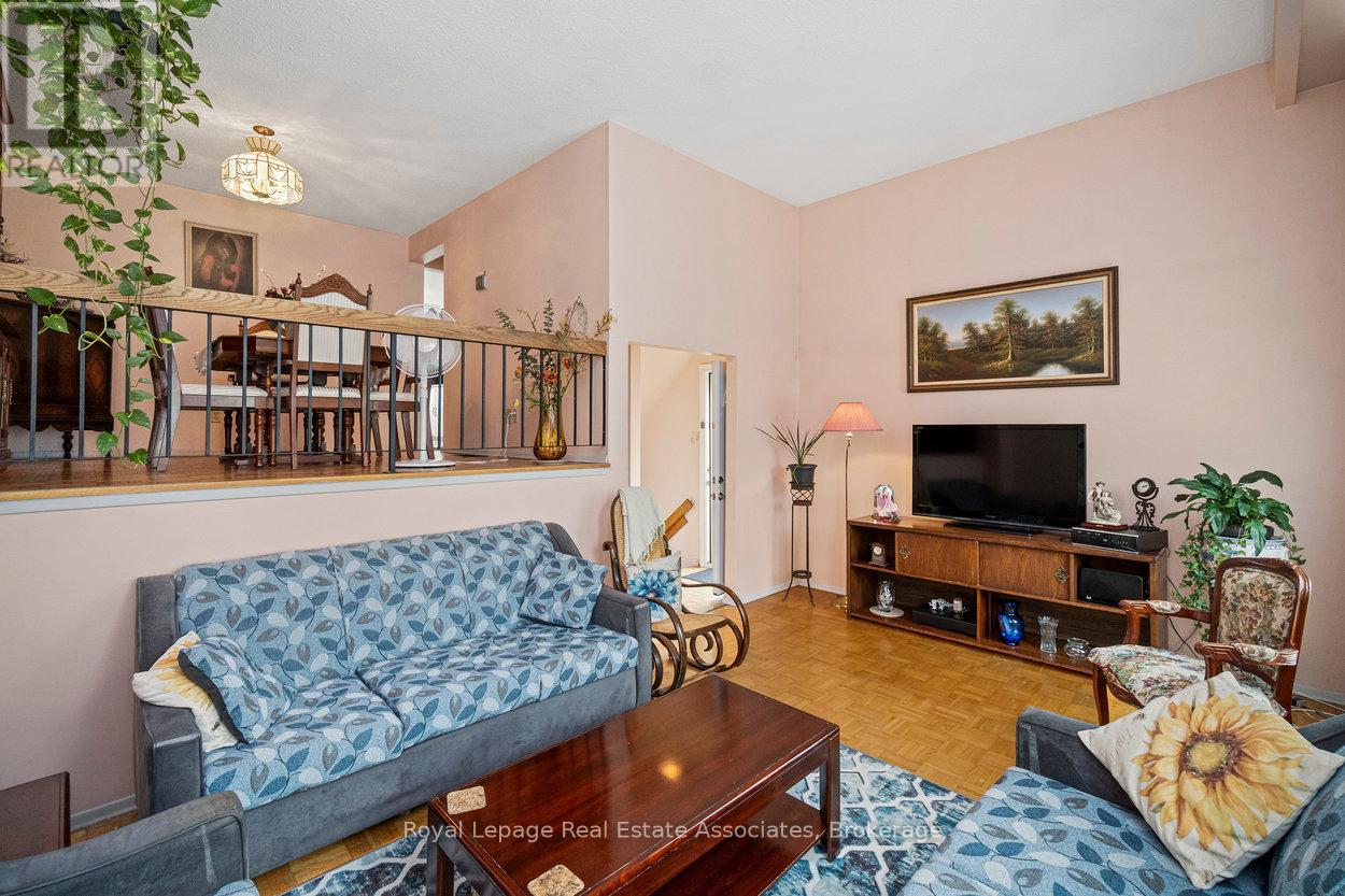 4353 Brandon Gate Drive, Mississauga, Ontario  L4T 3K6 - Photo 13 - W12435078