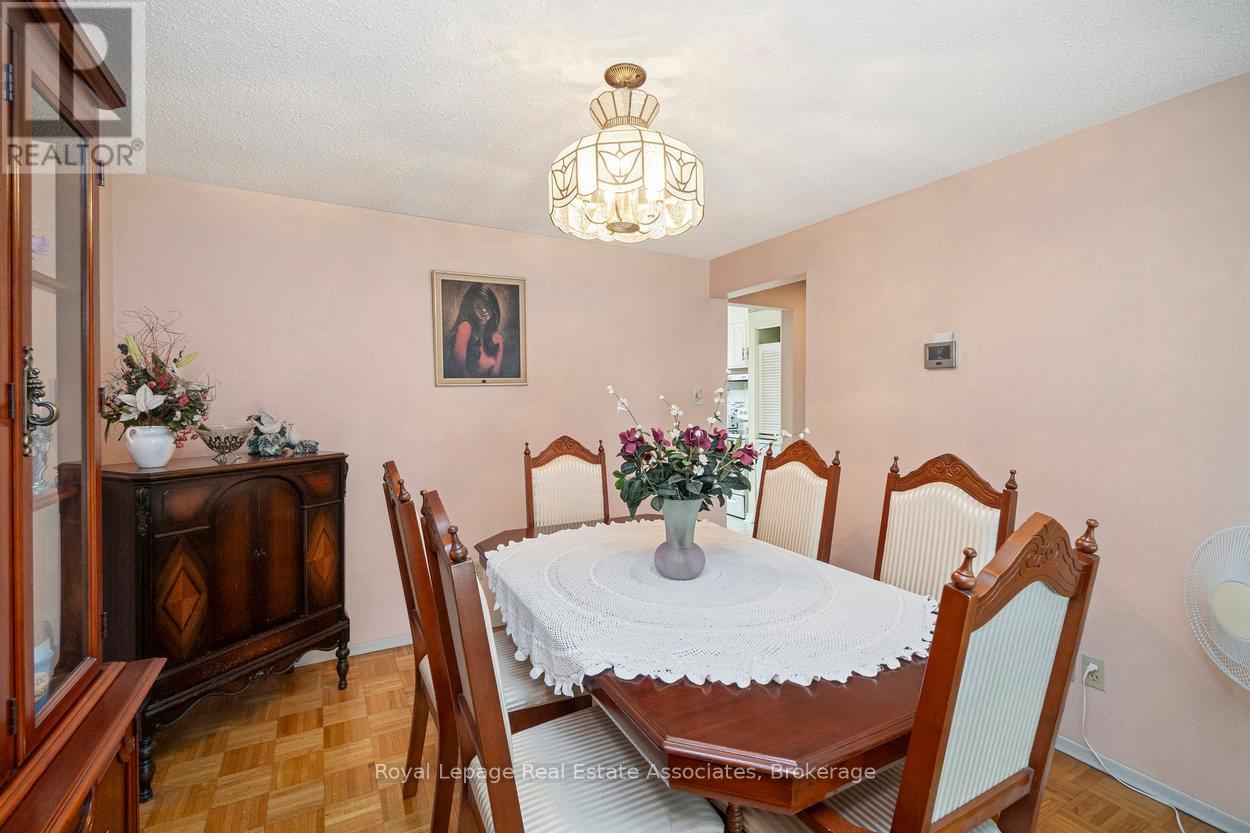 4353 Brandon Gate Drive, Mississauga, Ontario  L4T 3K6 - Photo 18 - W12435078