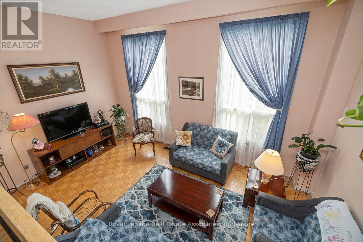 4353 Brandon Gate Drive, Mississauga, Ontario  L4T 3K6 - Photo 19 - W12435078
