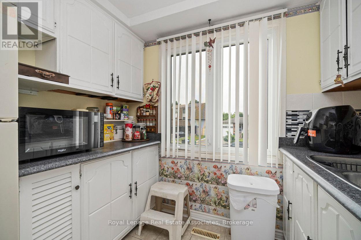 4353 Brandon Gate Drive, Mississauga, Ontario  L4T 3K6 - Photo 21 - W12435078