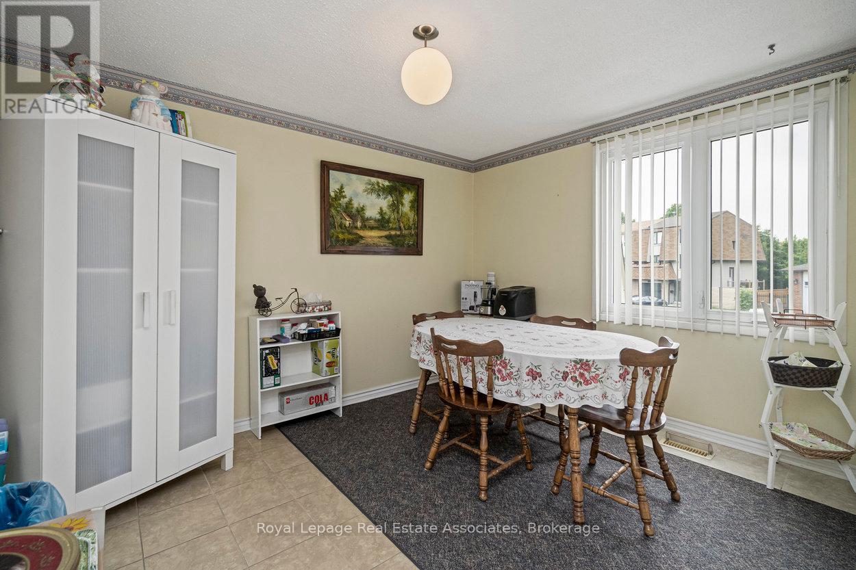 4353 Brandon Gate Drive, Mississauga, Ontario  L4T 3K6 - Photo 23 - W12435078