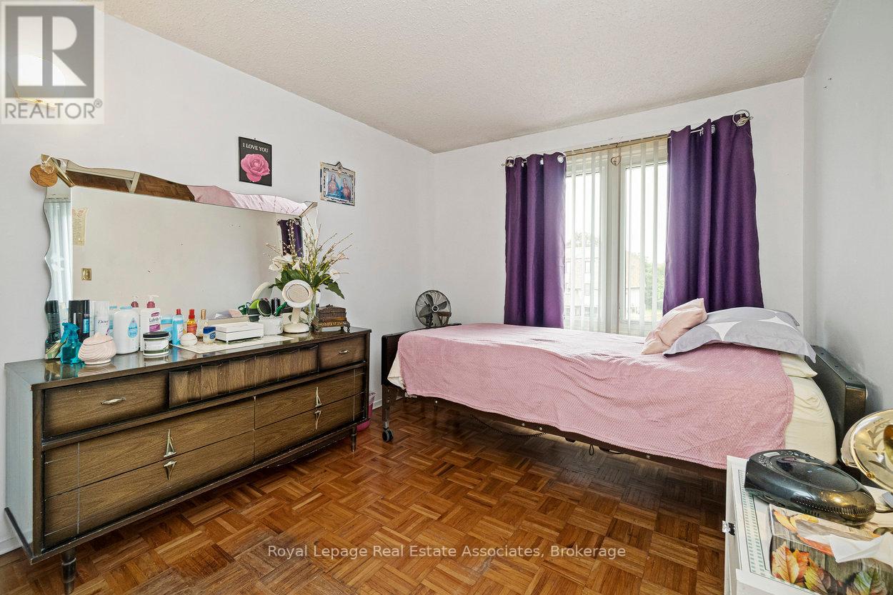 4353 Brandon Gate Drive, Mississauga, Ontario  L4T 3K6 - Photo 31 - W12435078