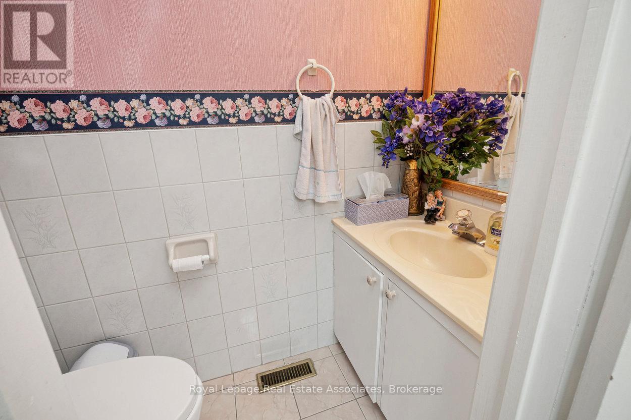 4353 Brandon Gate Drive, Mississauga, Ontario  L4T 3K6 - Photo 6 - W12435078