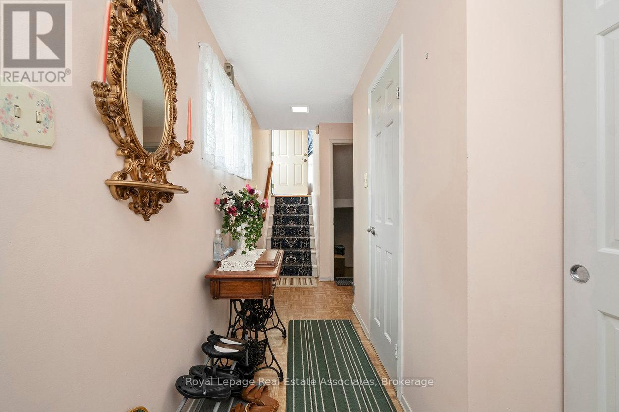 4353 Brandon Gate Drive, Mississauga, Ontario  L4T 3K6 - Photo 7 - W12435078