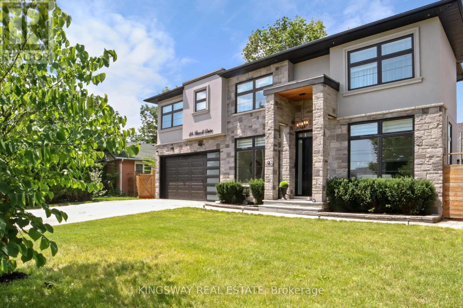 89 Russell Drive, Oakville, Ontario  L6H 1L4 - Photo 2 - W12435140