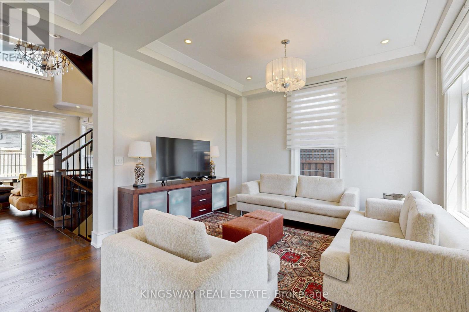 89 Russell Drive, Oakville, Ontario  L6H 1L4 - Photo 4 - W12435140