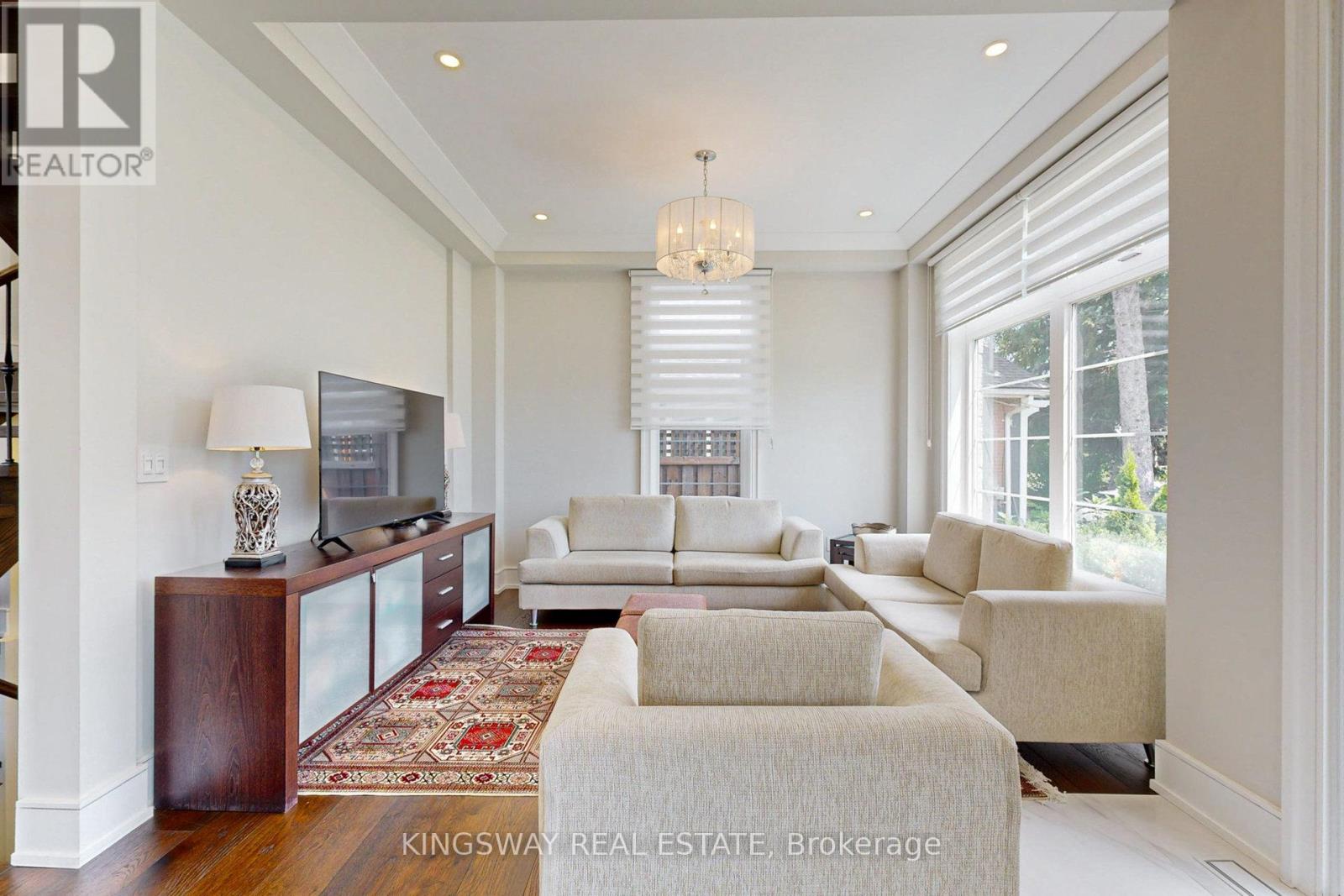 89 Russell Drive, Oakville, Ontario  L6H 1L4 - Photo 5 - W12435140