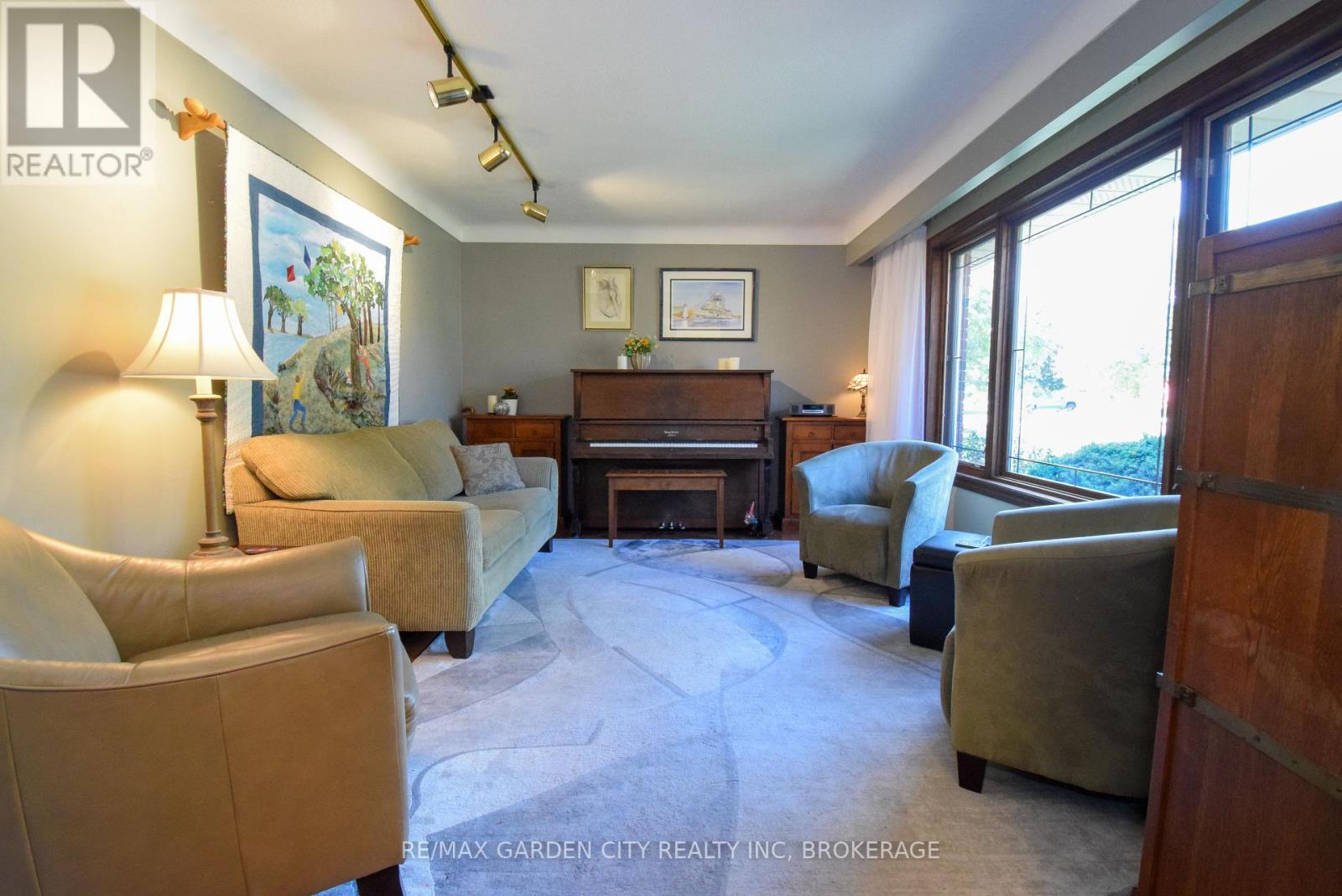 40 Belair Drive, St. Catharines (Port Dalhousie), Ontario  L2N 6X9 - Photo 12 - X12435193