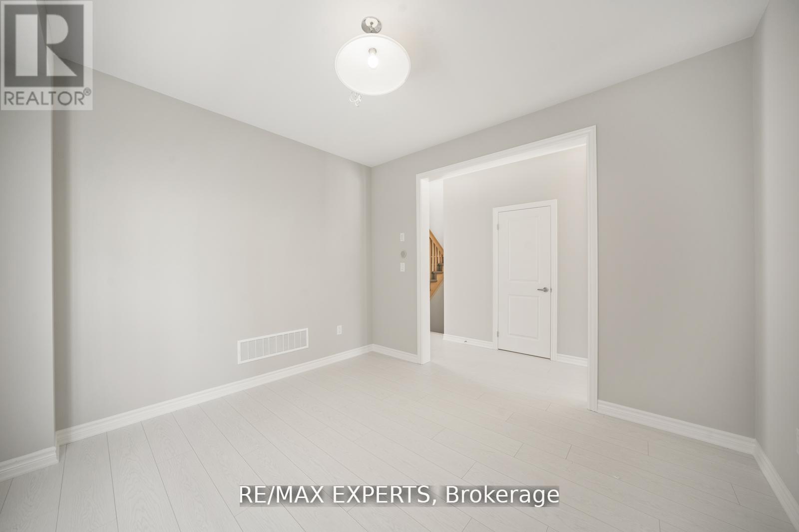 216 Cubitt Street, Clearview, Ontario  L0M 1S0 - Photo 8 - S12432512