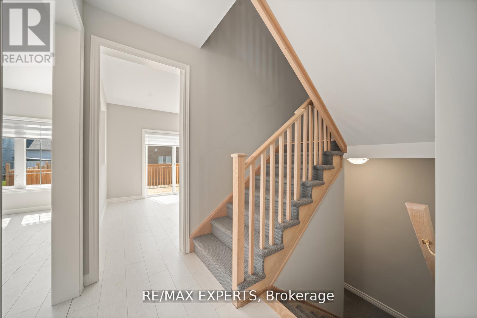 216 Cubitt Street, Clearview, Ontario  L0M 1S0 - Photo 9 - S12432512