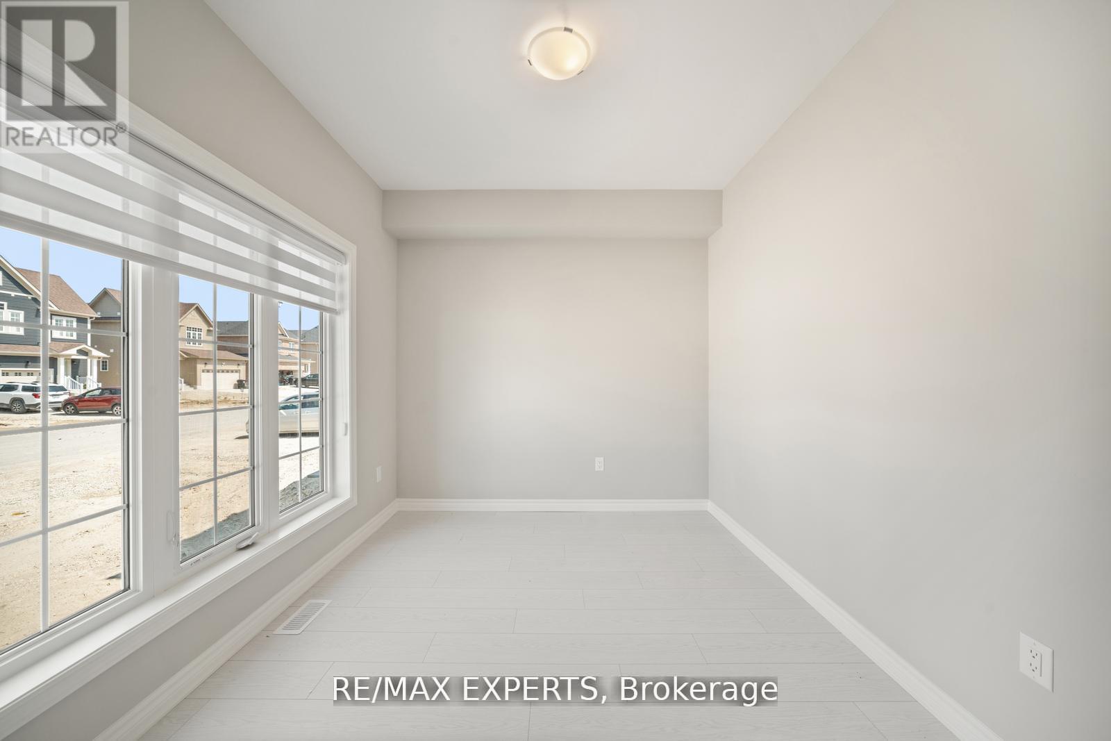 216 Cubitt Street, Clearview, Ontario  L0M 1S0 - Photo 5 - S12432512