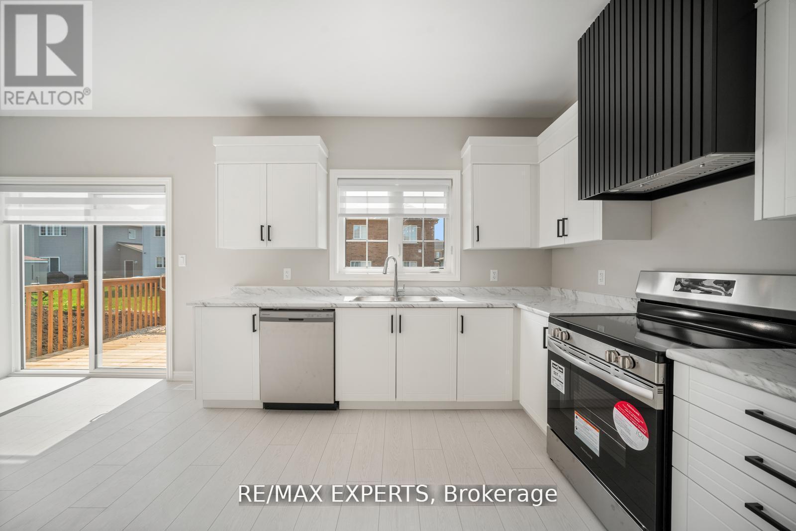 216 Cubitt Street, Clearview, Ontario  L0M 1S0 - Photo 12 - S12432512