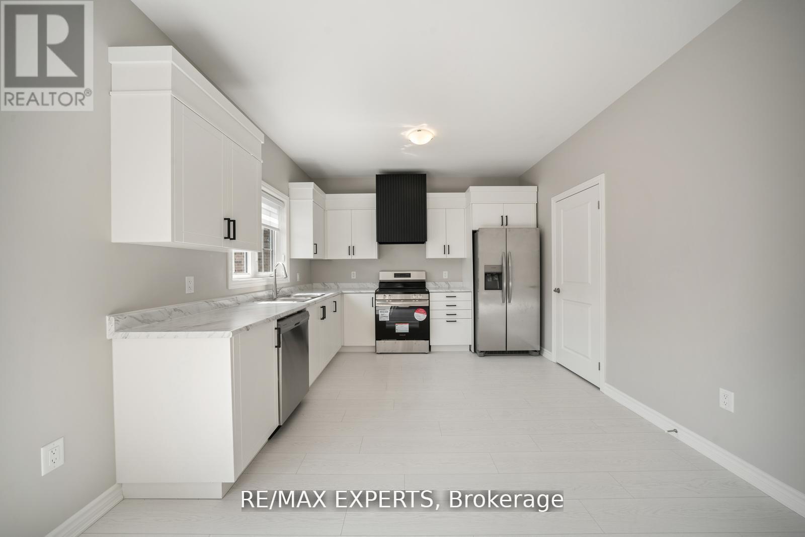 216 Cubitt Street, Clearview, Ontario  L0M 1S0 - Photo 10 - S12432512