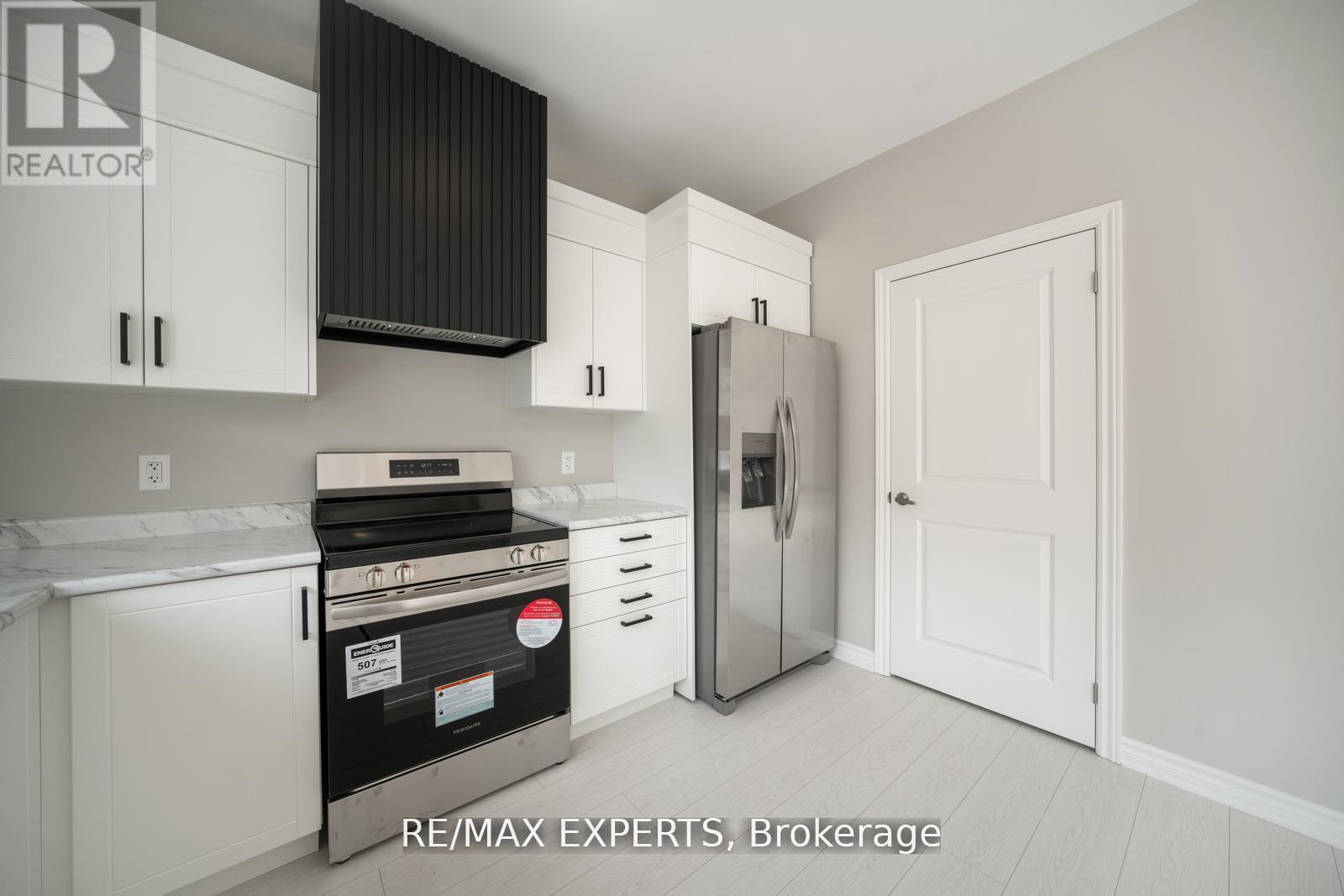 216 Cubitt Street, Clearview, Ontario  L0M 1S0 - Photo 13 - S12432512