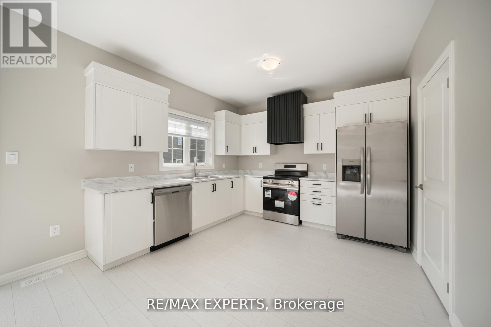 216 Cubitt Street, Clearview, Ontario  L0M 1S0 - Photo 11 - S12432512