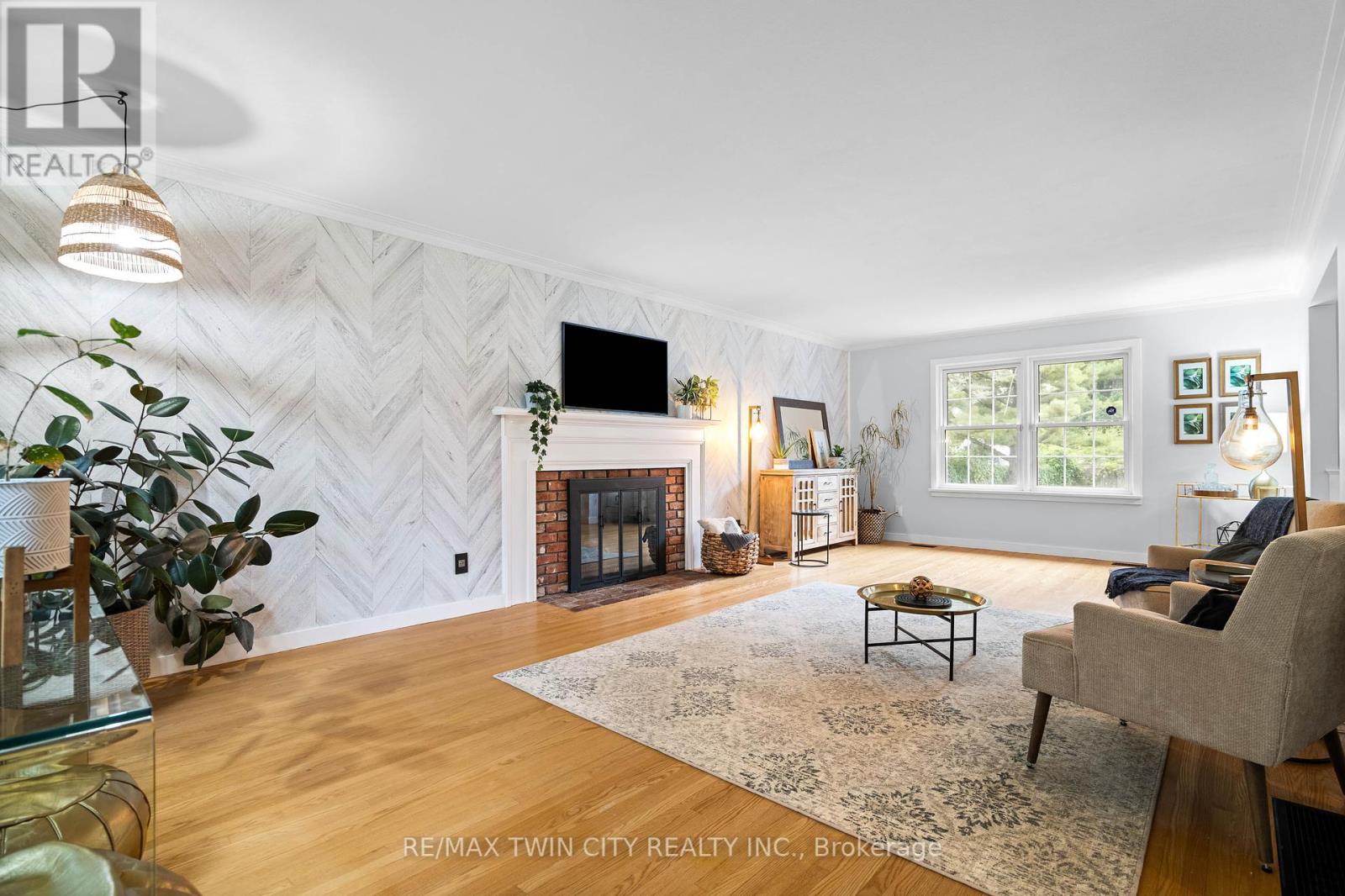 296 Edgehill Drive, Kitchener, Ontario  N2P 2C9 - Photo 8 - X12435022