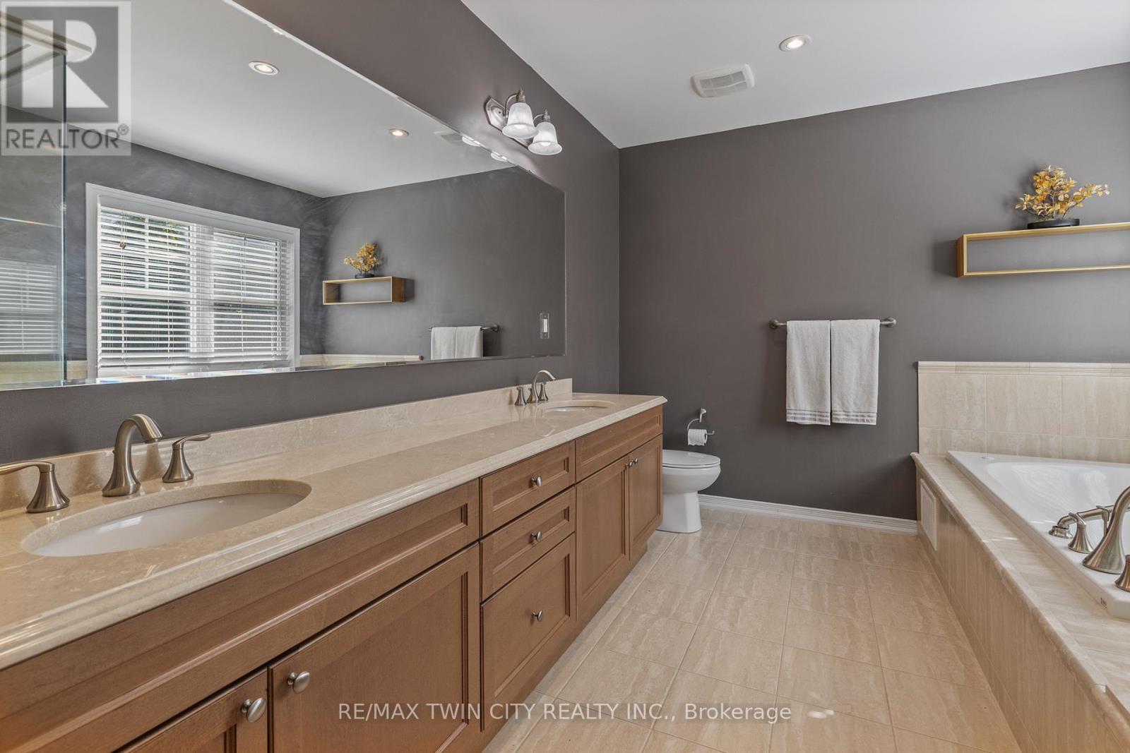 304 Falling Green Crescent, Kitchener, Ontario  N2R 0E9 - Photo 20 - X12435095