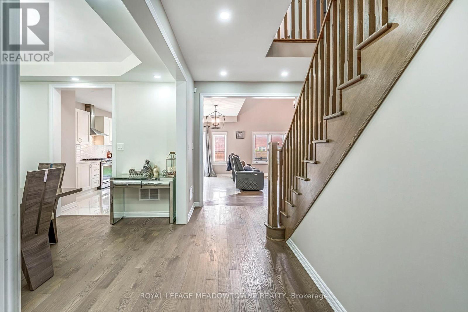 1029 Barton Way, Innisfil, Ontario  L9S 4R7 - Photo 6 - N12435054